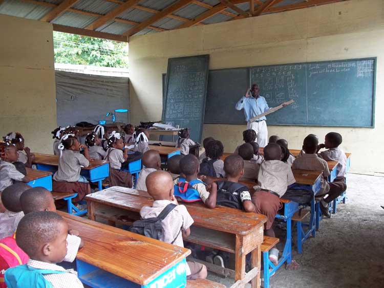 Un-enseignant-travaillant-dans-une-salle-de-classe.-Photo-haitisupportgroup.org_.jpg